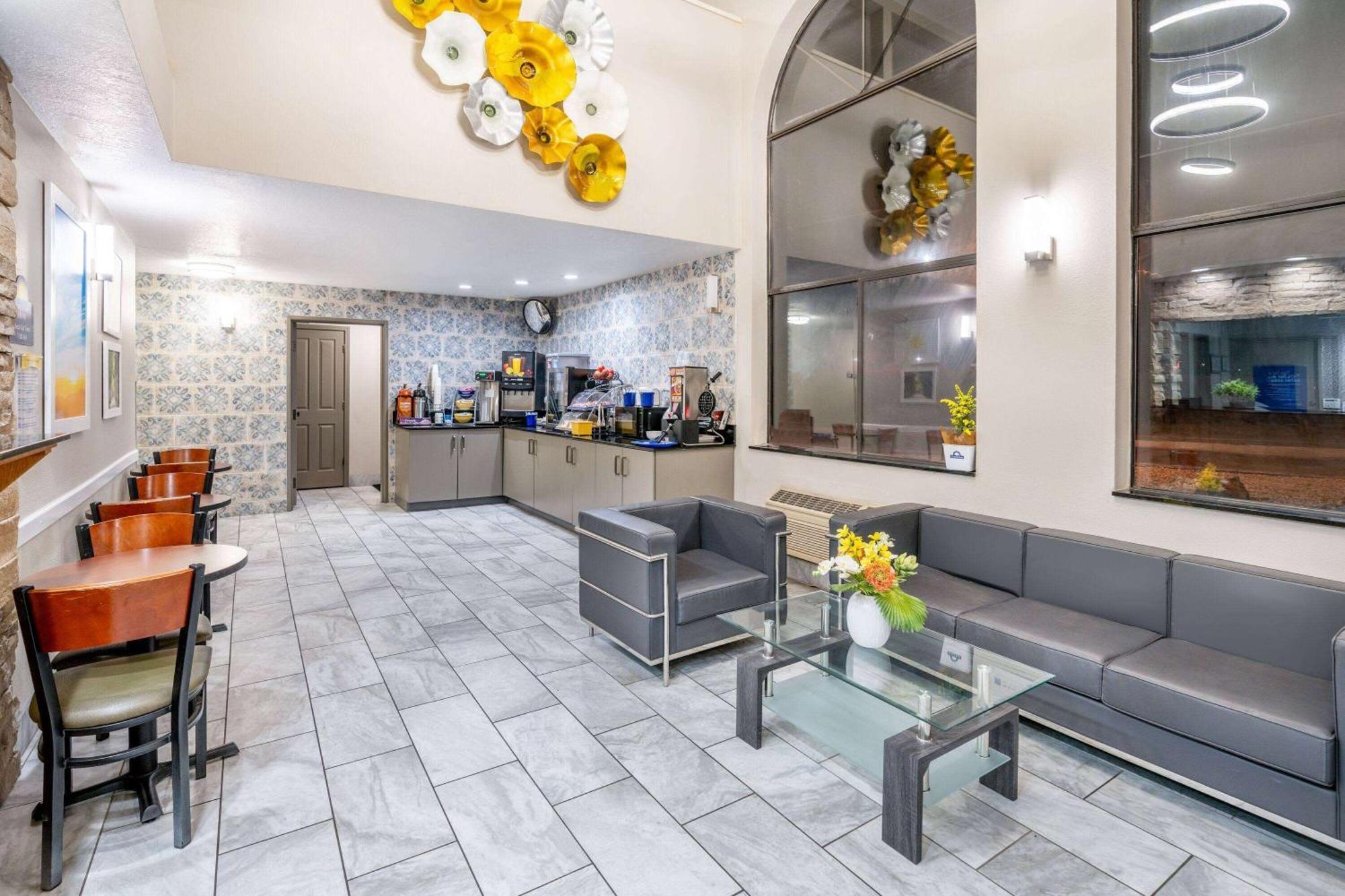 Days Inn By Wyndham Los Lunas Exterior photo